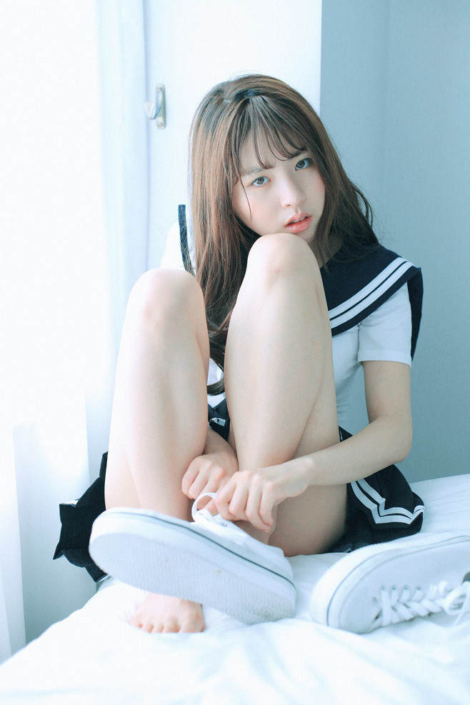 极品嫩模周于希学生装黑丝袜直男控福利摄影