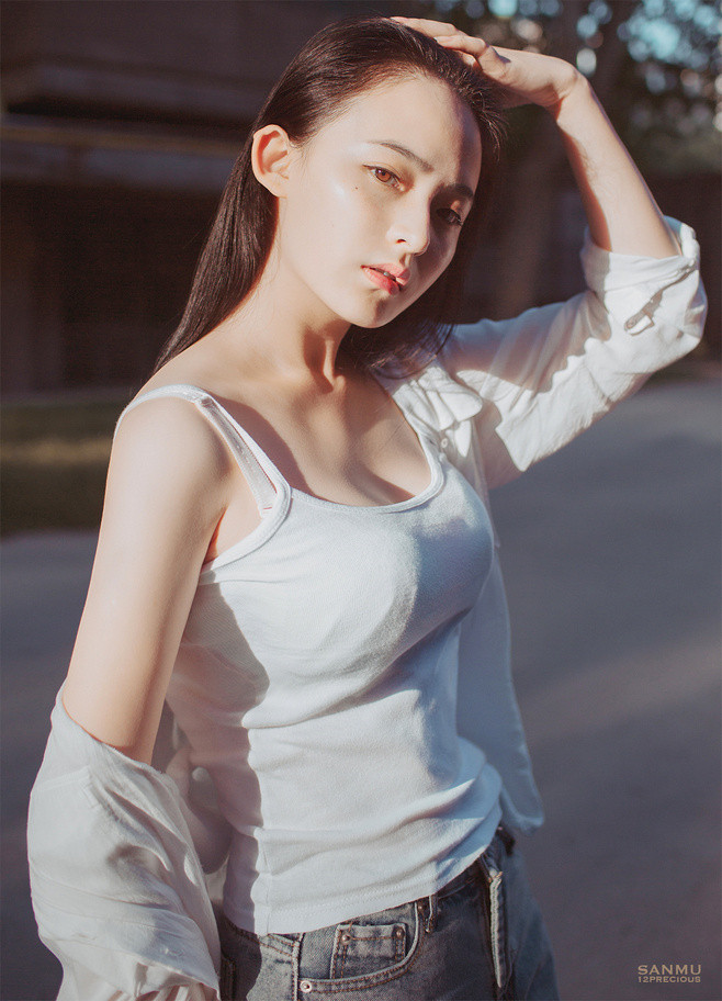 极品嫩模周于希学生装黑丝袜直男控福利摄影