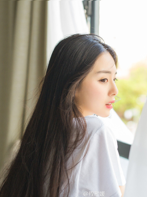 极品嫩模周于希学生装黑丝袜直男控福利摄影