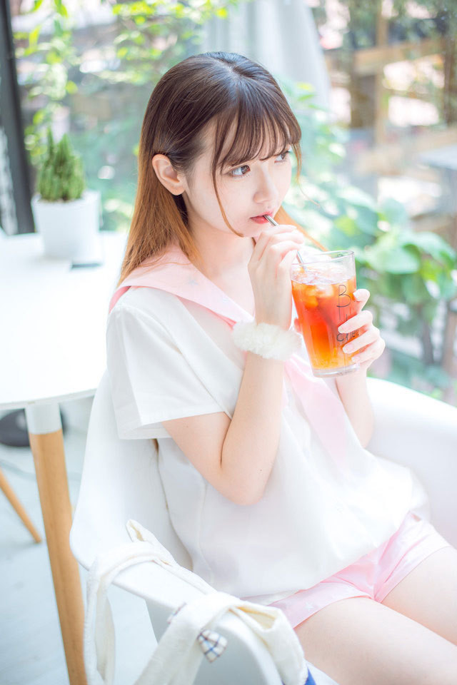 极品嫩模周于希学生装黑丝袜直男控福利摄影