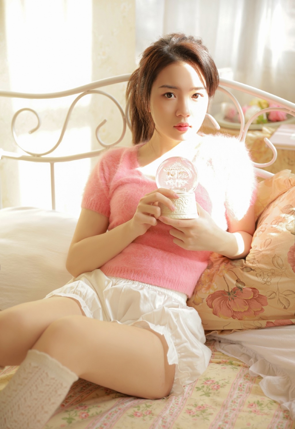 阳光下的粉嫩小妹白丝美腿套图