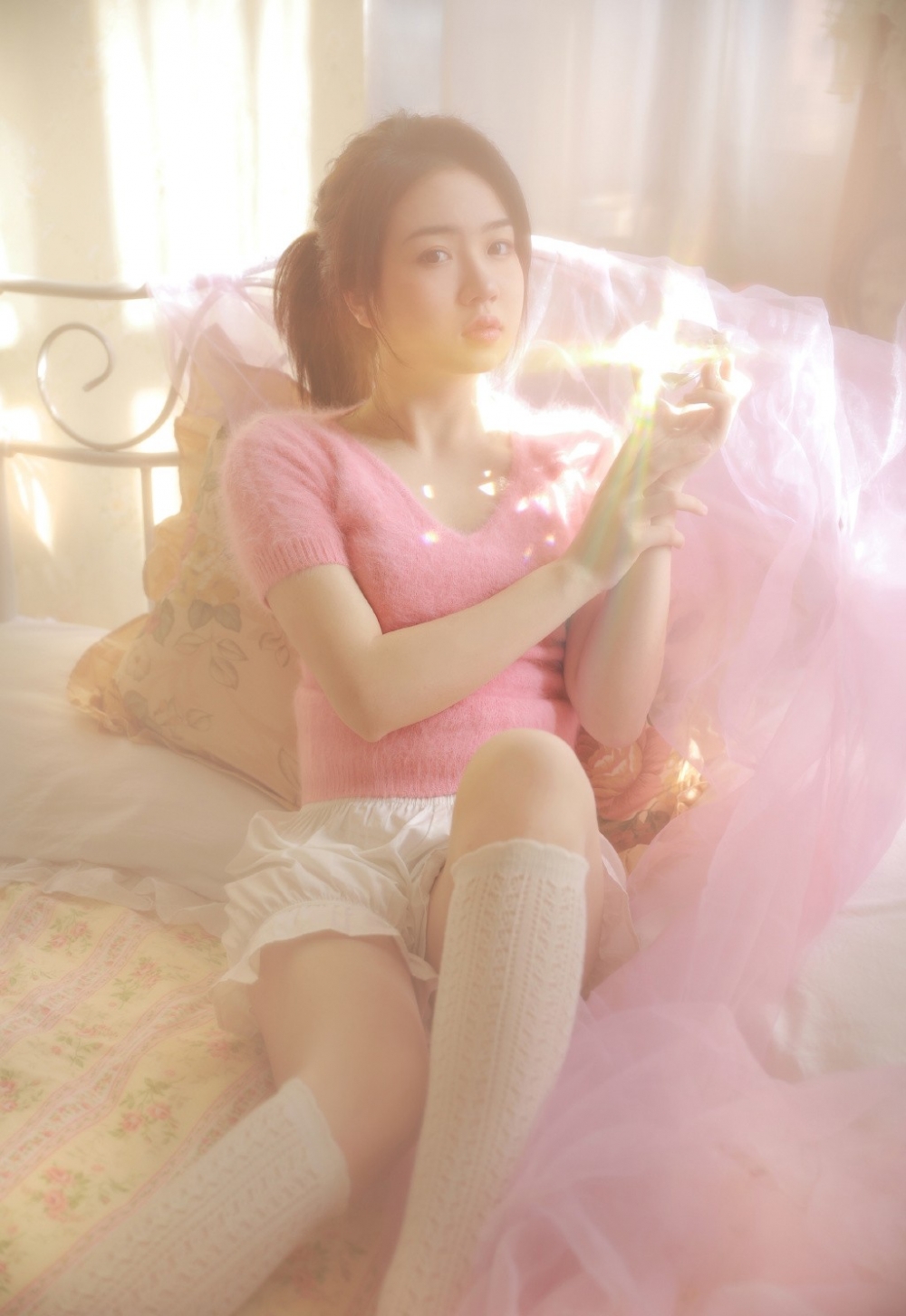 阳光下的粉嫩小妹白丝美腿套图