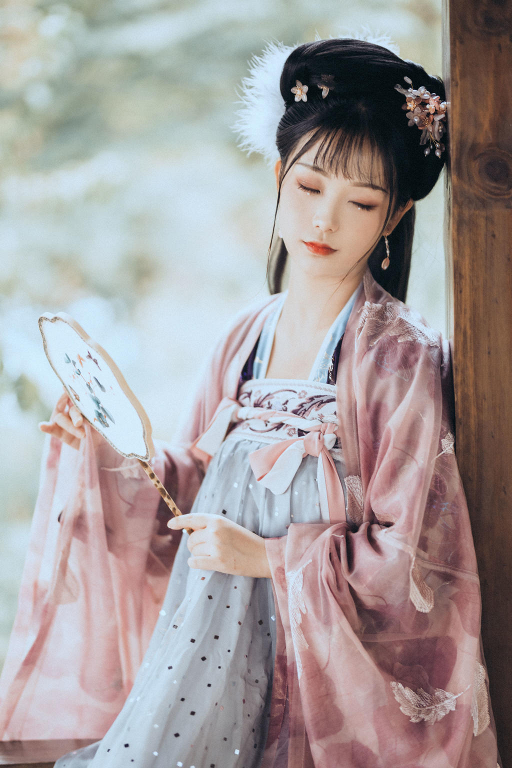 气质优雅大方的汉服女孩户外养眼古装摄影图片