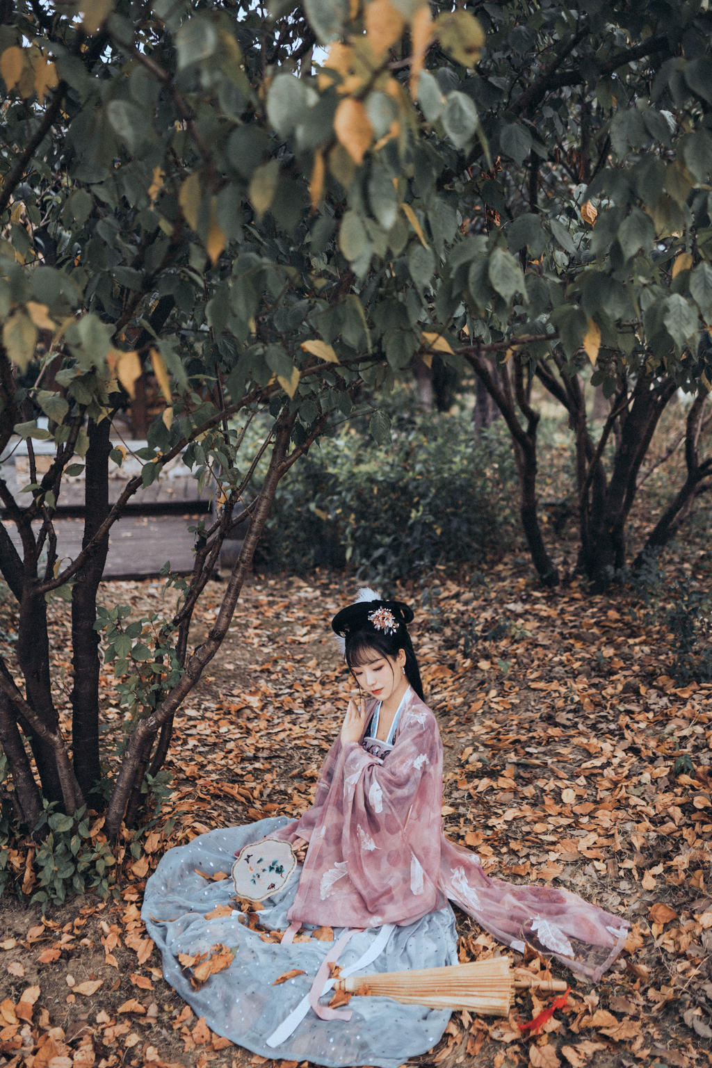 气质优雅大方的汉服女孩户外养眼古装摄影图片