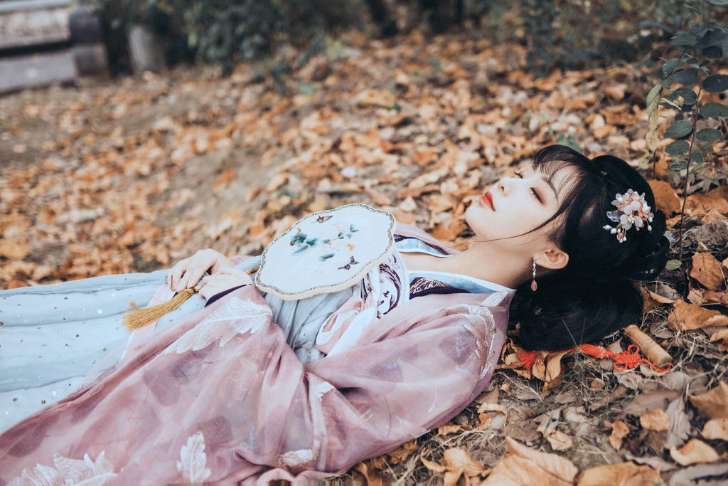 气质优雅大方的汉服女孩户外养眼古装摄影图片