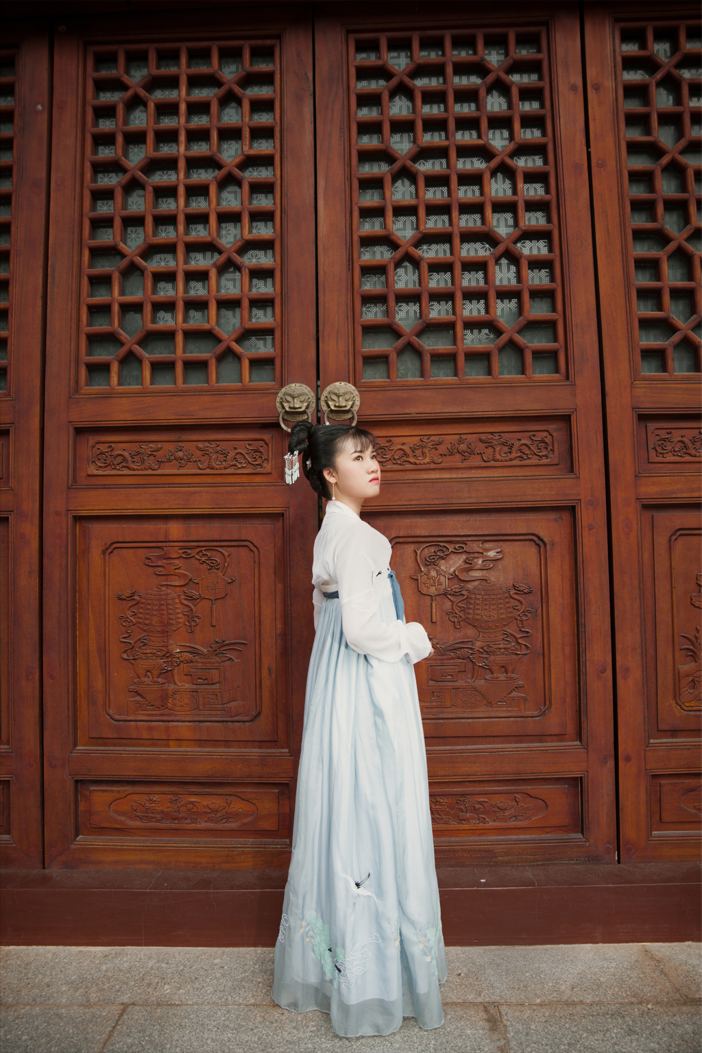 高清古装美女高盘发髻容貌俏丽身材娇小户外写真