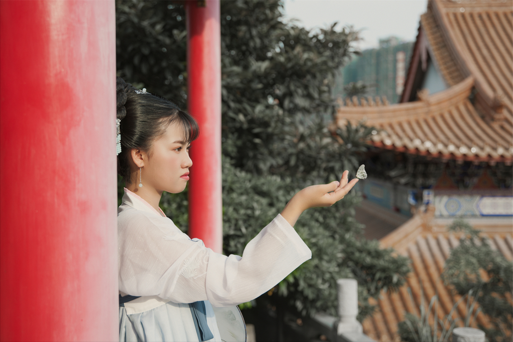 高清古装美女高盘发髻容貌俏丽身材娇小户外写真