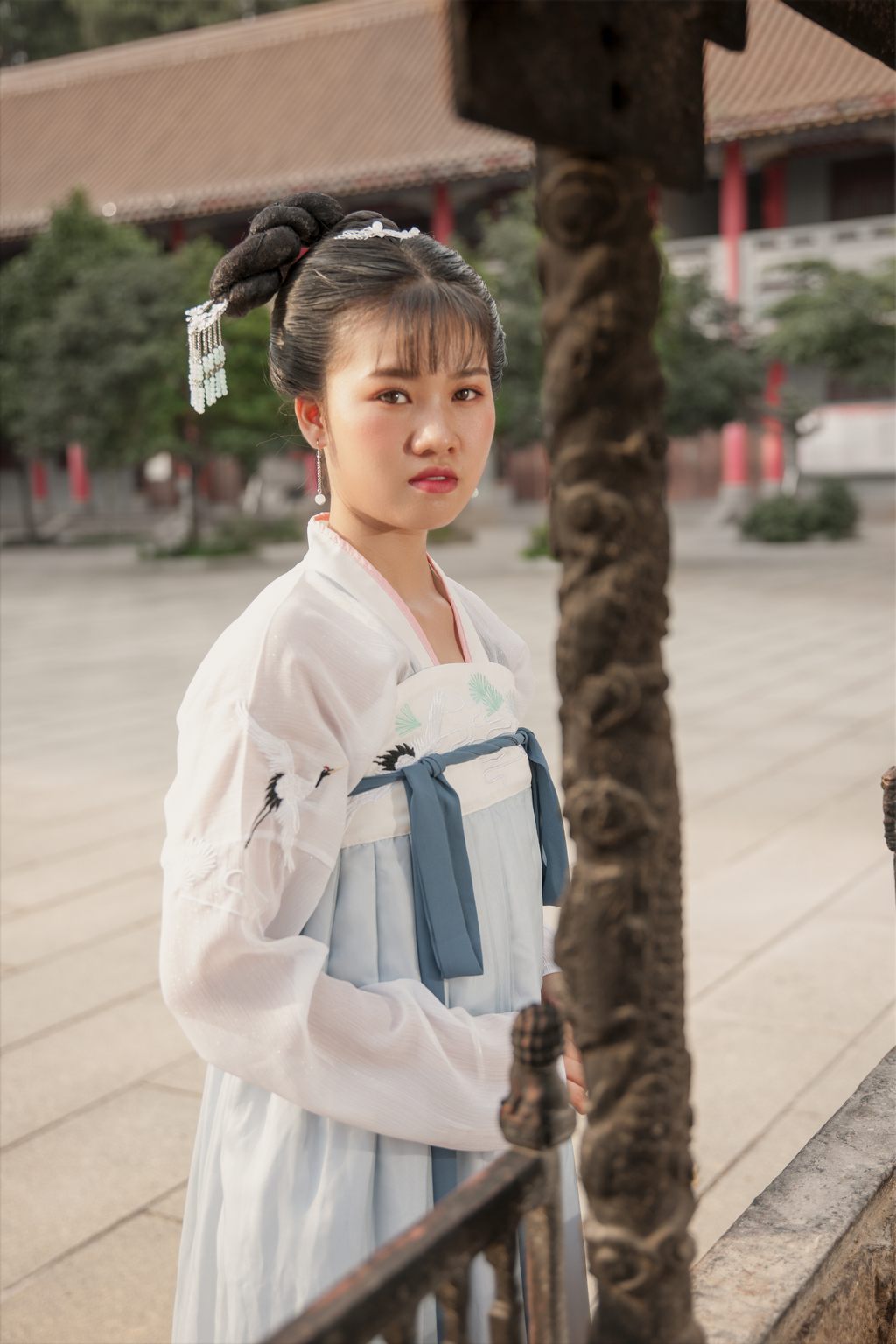 高清古装美女高盘发髻容貌俏丽身材娇小户外写真