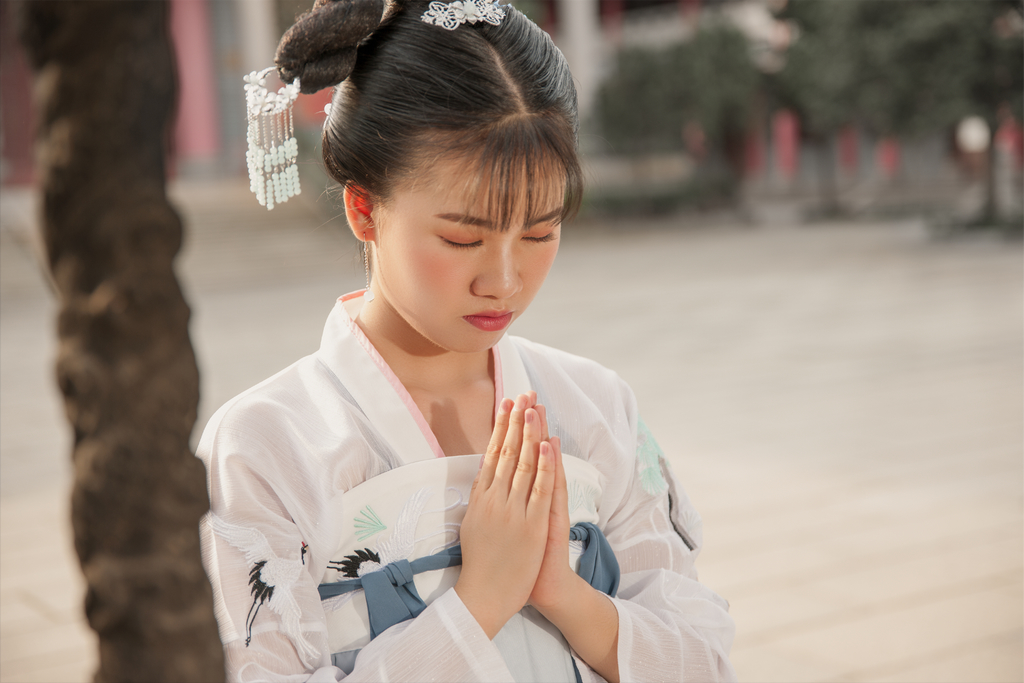 高清古装美女高盘发髻容貌俏丽身材娇小户外写真