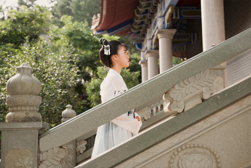 高清古装美女高盘发髻容貌俏丽身材娇小户外写真