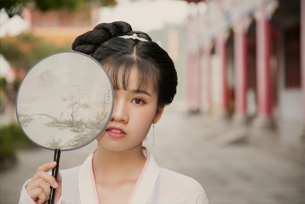 高清古装美女高盘发髻容貌俏丽身材娇小户外写真