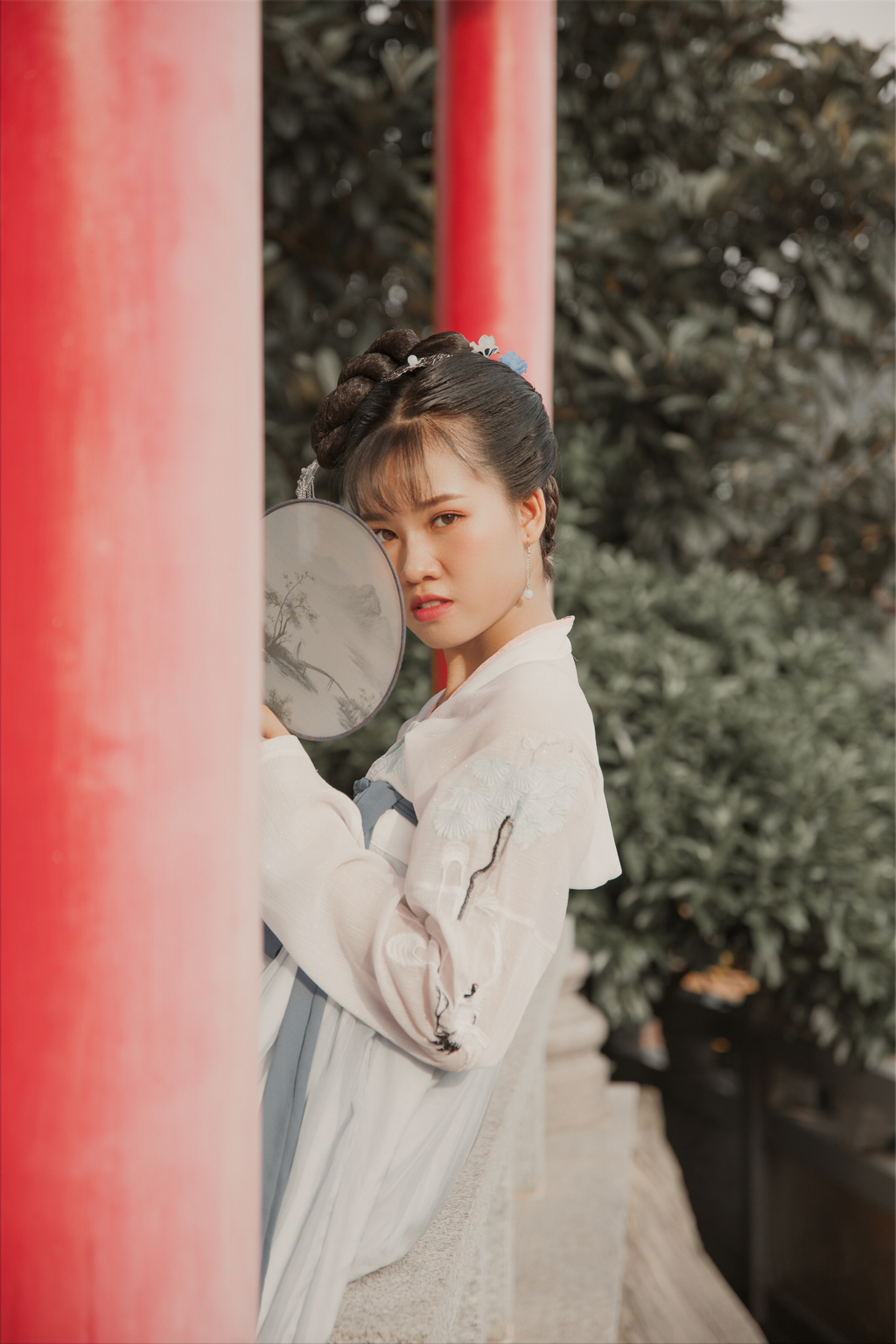 高清古装美女高盘发髻容貌俏丽身材娇小户外写真