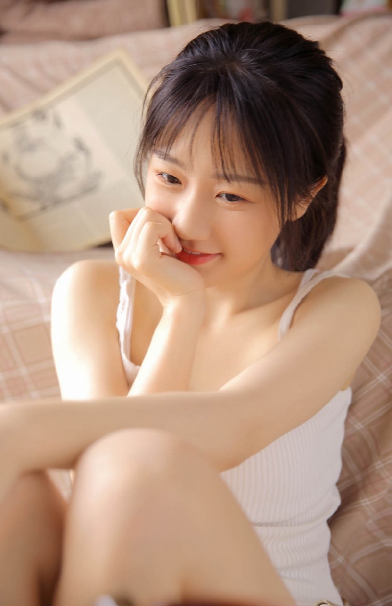 清纯mm乌发红唇高甜艺术写真