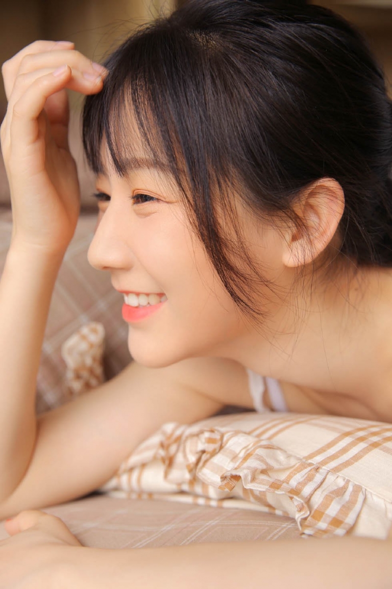 清纯mm乌发红唇高甜艺术写真