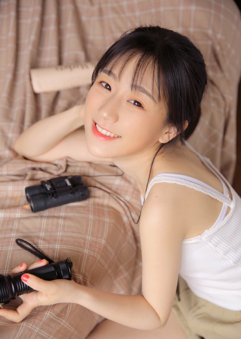 清纯mm乌发红唇高甜艺术写真