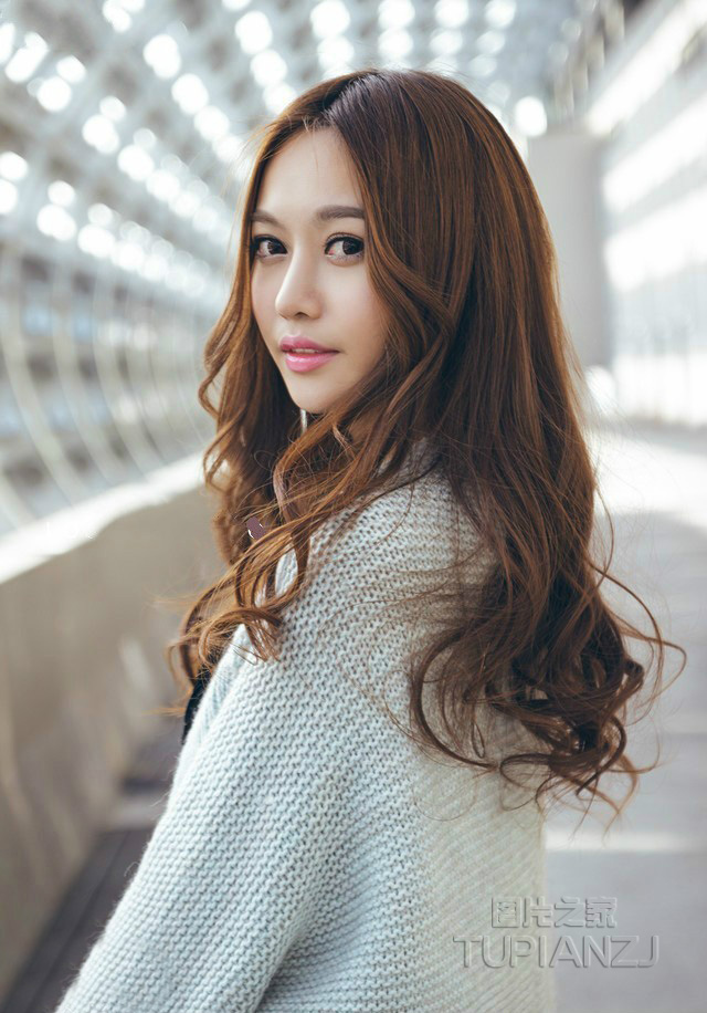 清纯气质美少女图片 烂漫长卷发活泼可爱