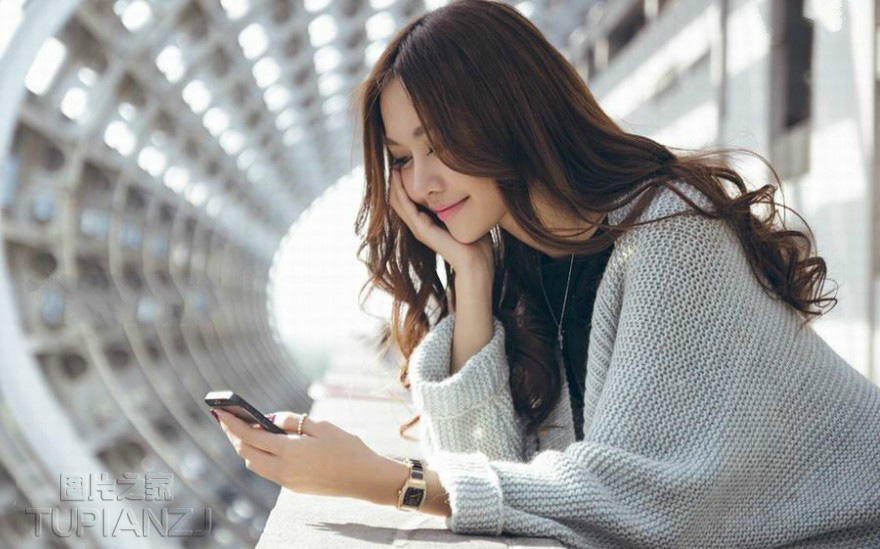 清纯气质美少女图片 烂漫长卷发活泼可爱