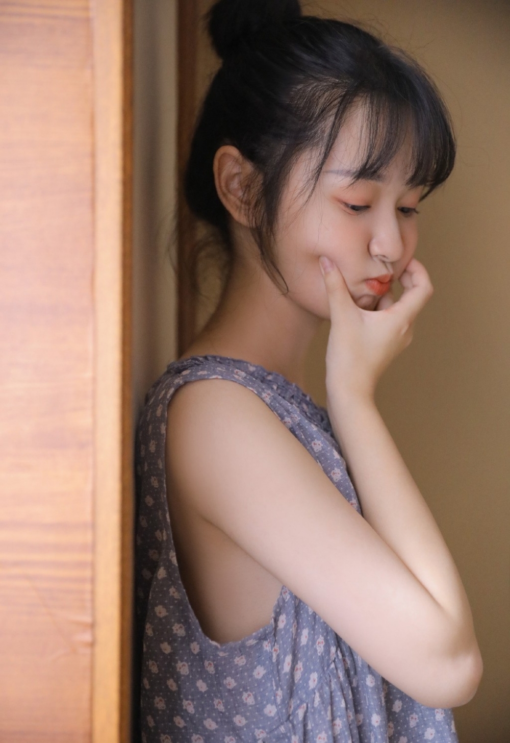 元气美女齐刘海发型夏季连衣裙苗条身材个人写真艺术