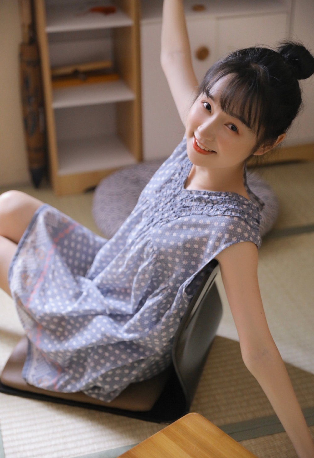 元气美女齐刘海发型夏季连衣裙苗条身材个人写真艺术