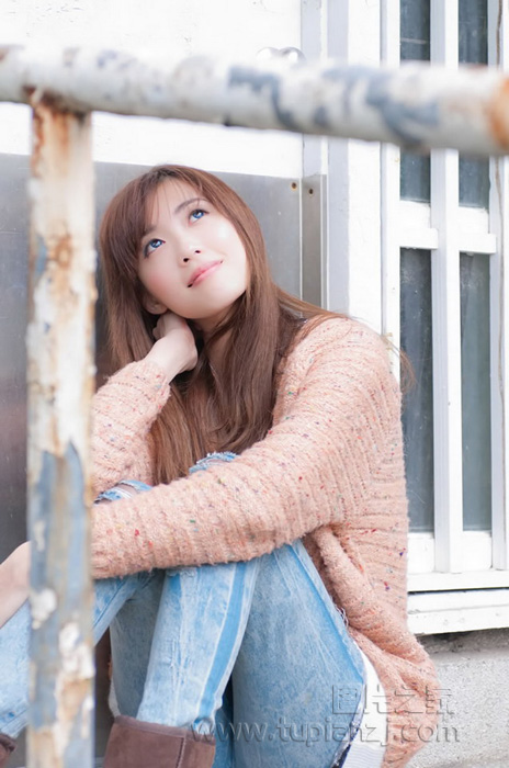 清纯少女午后户外写真 慵懒惬意