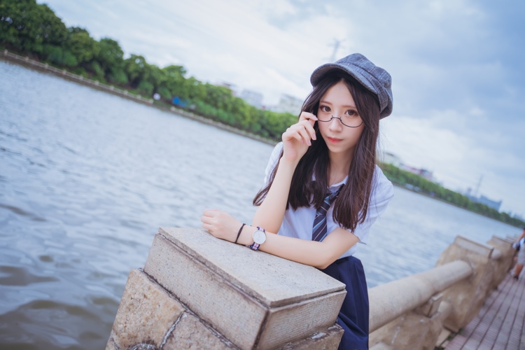 帅气文艺美女御姐衬衫短裙清纯养眼户外制服写真