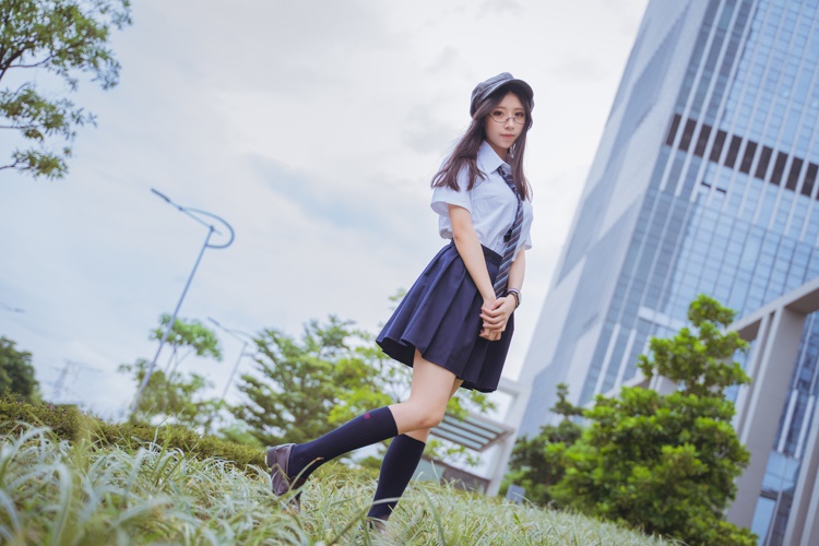 帅气文艺美女御姐衬衫短裙清纯养眼户外制服写真