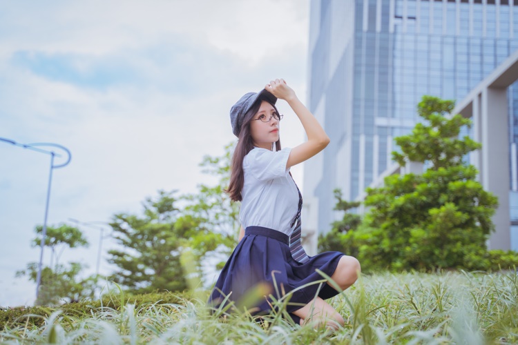 帅气文艺美女御姐衬衫短裙清纯养眼户外制服写真