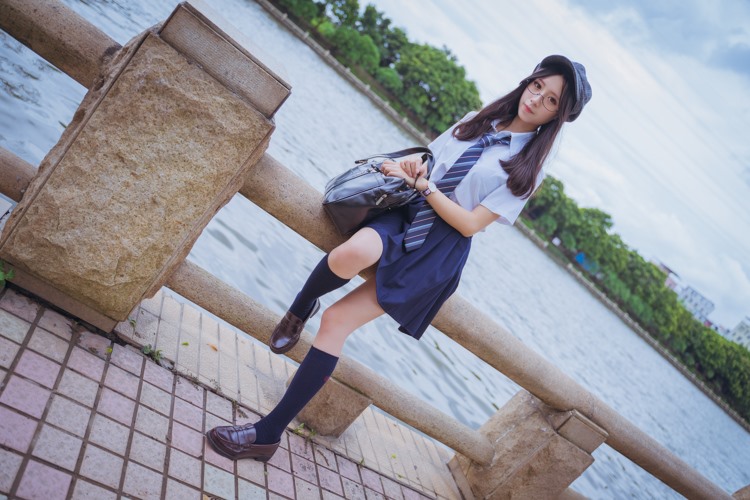 帅气文艺美女御姐衬衫短裙清纯养眼户外制服写真