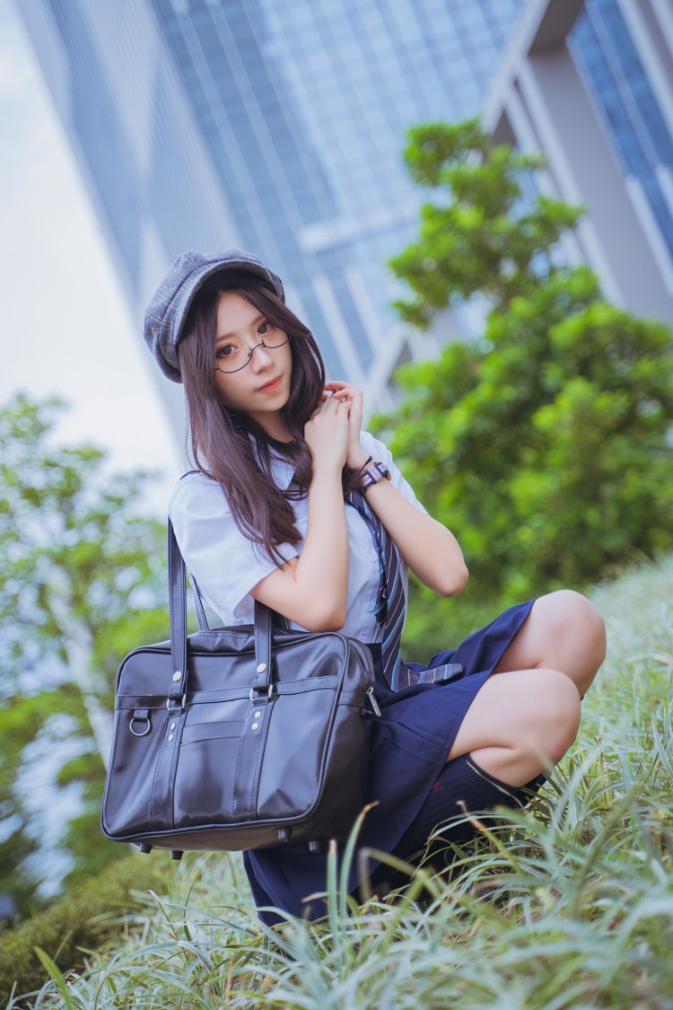 帅气文艺美女御姐衬衫短裙清纯养眼户外制服写真