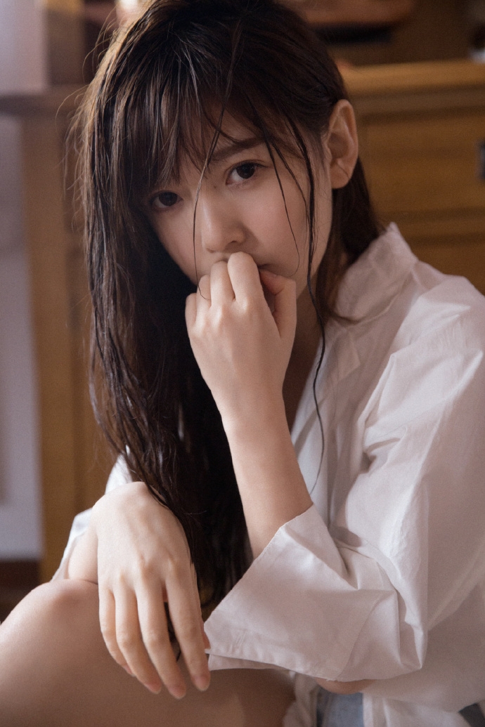 齐刘海小姐姐漂亮脸蛋私房写真