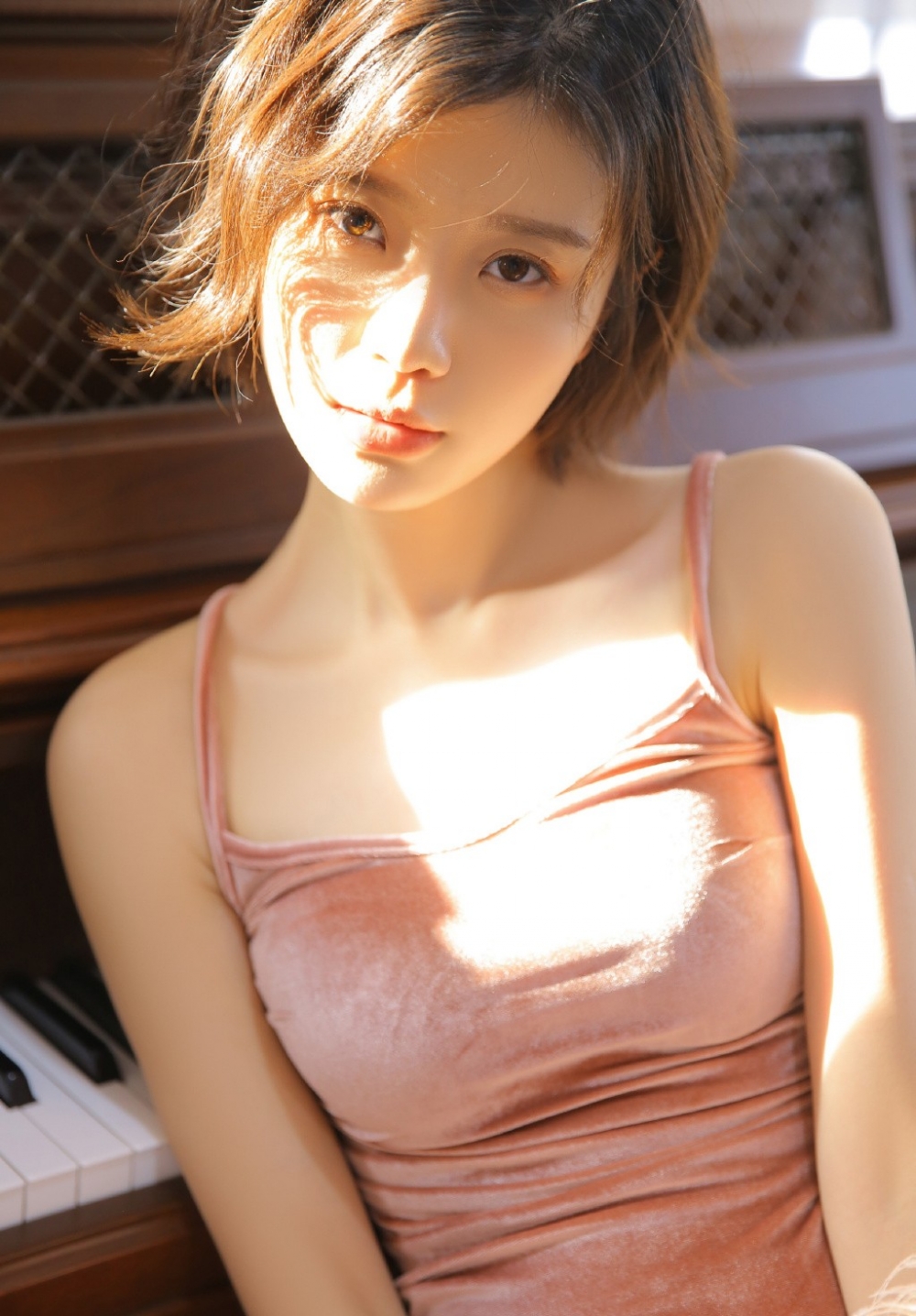 网红美女乖巧可人居家日系文艺人体欣赏写真