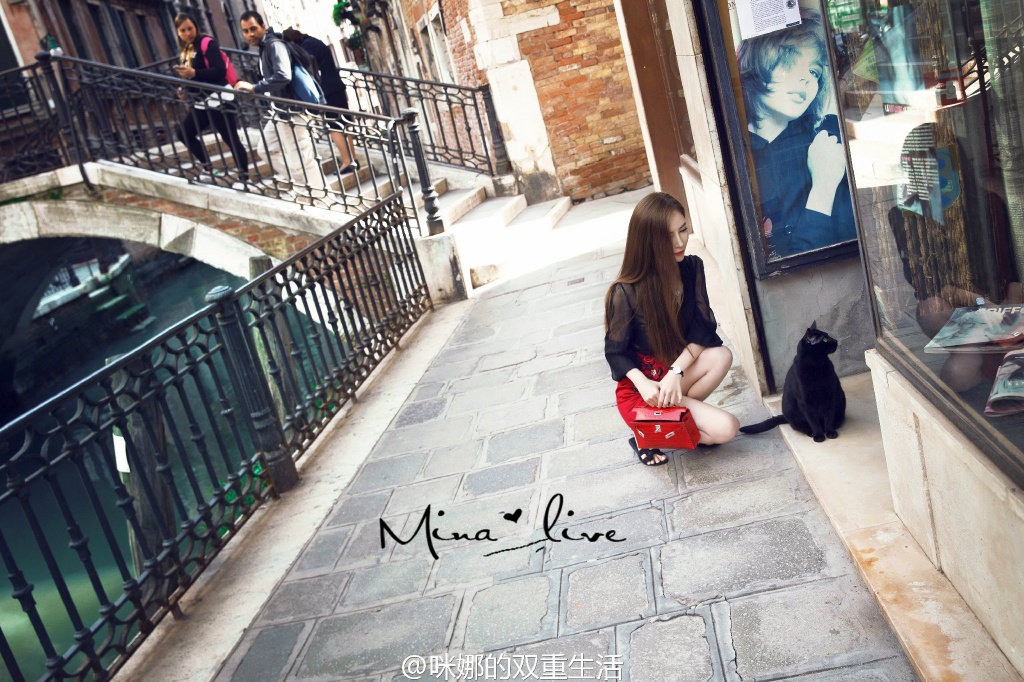 瓜子脸网红美女咪娜游玩写真