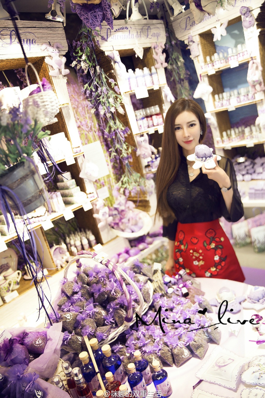 瓜子脸网红美女咪娜游玩写真