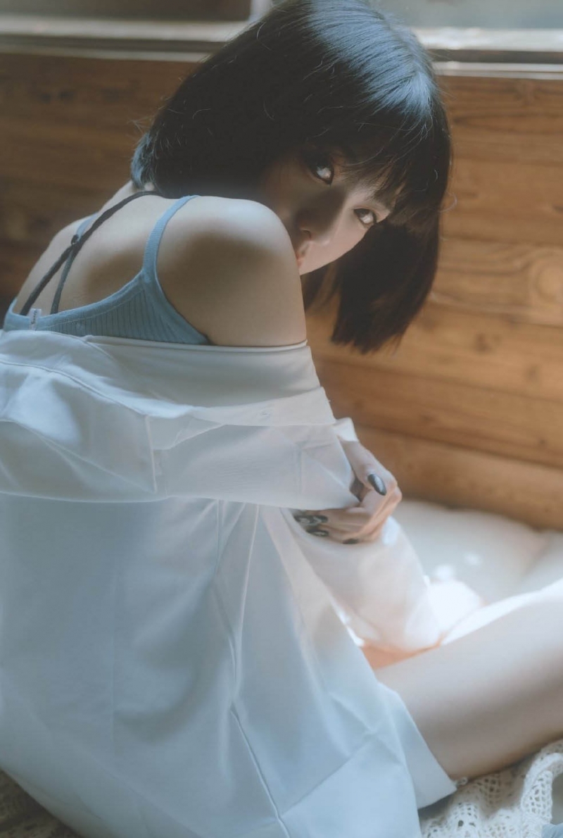 邻家小妹柳眉杏眸清爽白衬衣美女写真