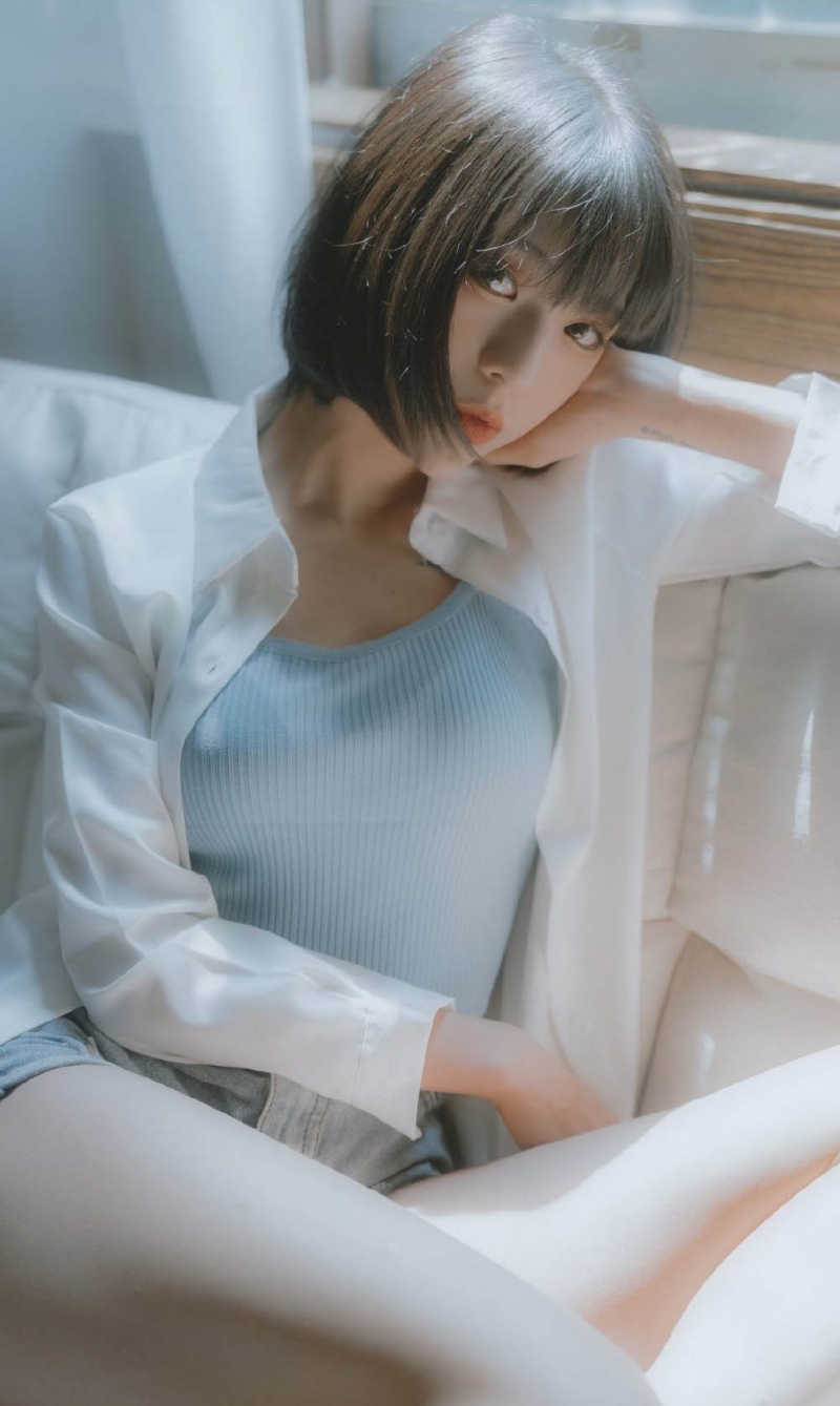 邻家小妹柳眉杏眸清爽白衬衣美女写真