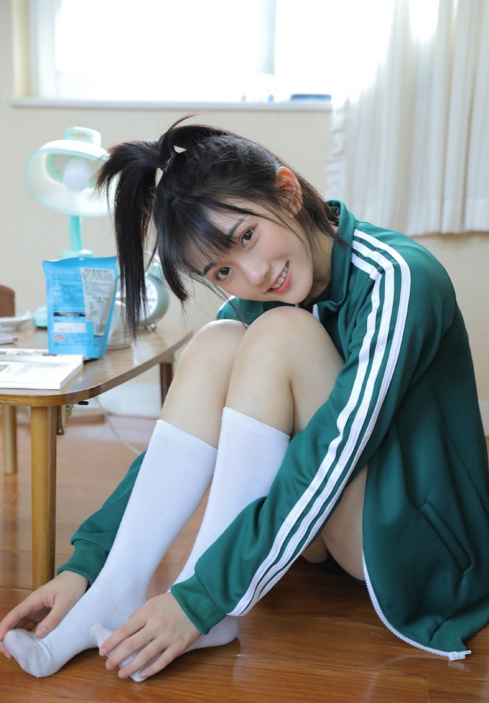 元气美少女运动装清新可人美女肌肤凝白若雪勾人私房照