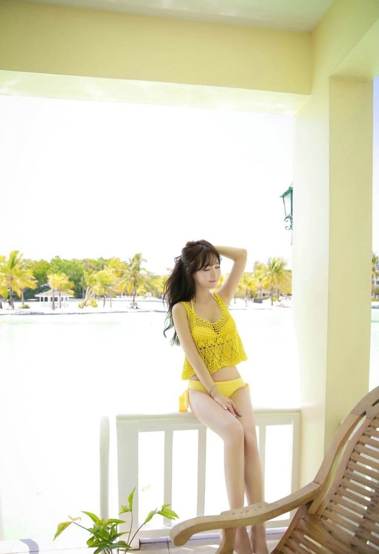 泳衣黄色大美女美腿细腰性感摄影图片