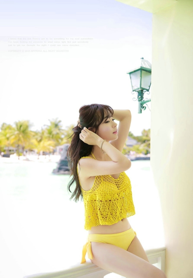 泳衣黄色大美女美腿细腰性感摄影图片