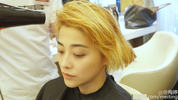 梅婷全新造型惊艳亮相 酷短金发颇具冷艳朋克范儿