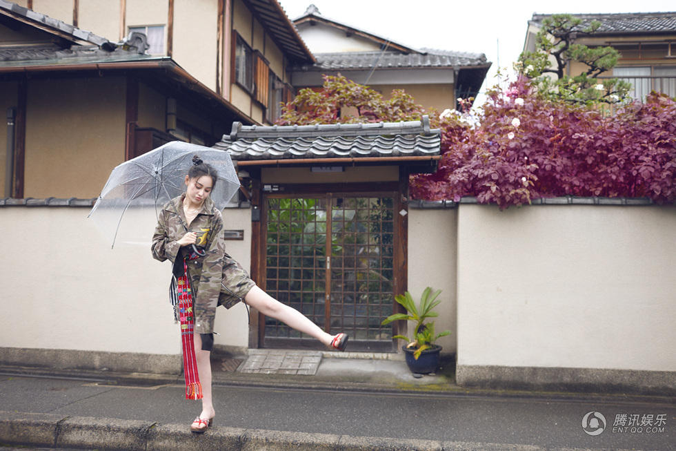 张馨予扎双丸子头穿迷彩服嘻哈街头图片