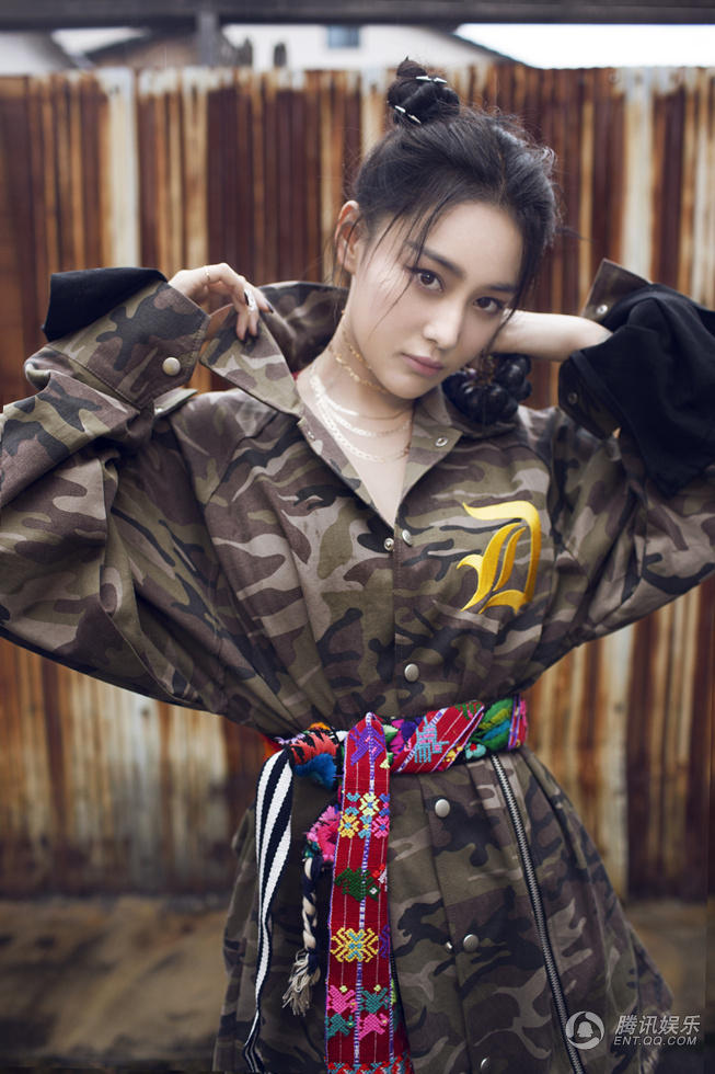 张馨予扎双丸子头穿迷彩服嘻哈街头图片