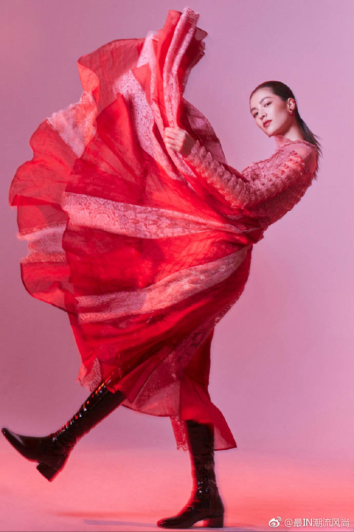 钟楚曦杂志封面写真 尽显酷帅狠劲气质