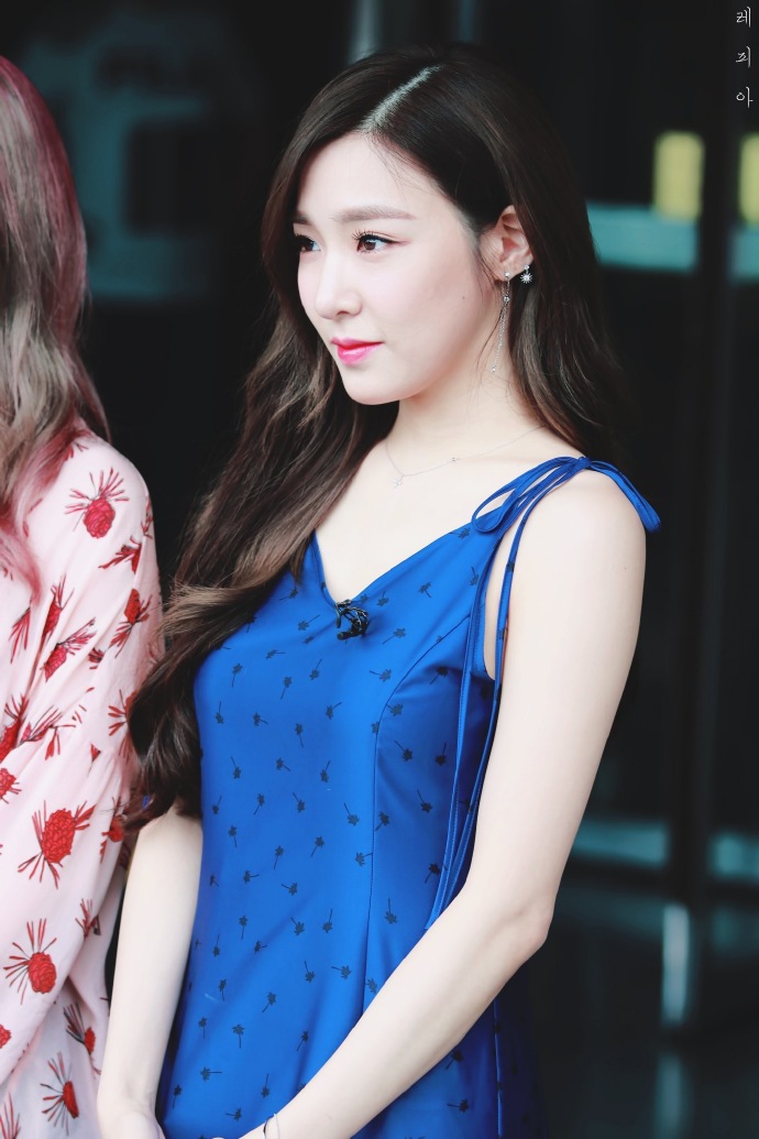 黄美英超美睡衣裙造型 肤白貌美！