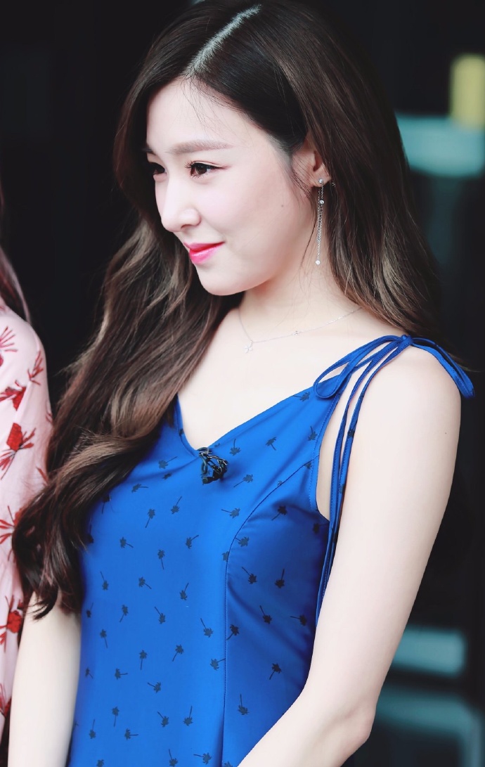 黄美英超美睡衣裙造型 肤白貌美！