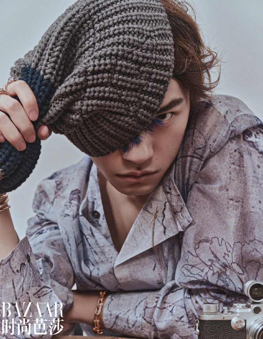 易烊千玺时尚芭莎开季封面蓝色挑染刘海帅炸了