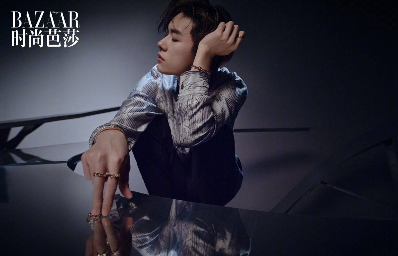 易烊千玺时尚芭莎开季封面蓝色挑染刘海帅炸了