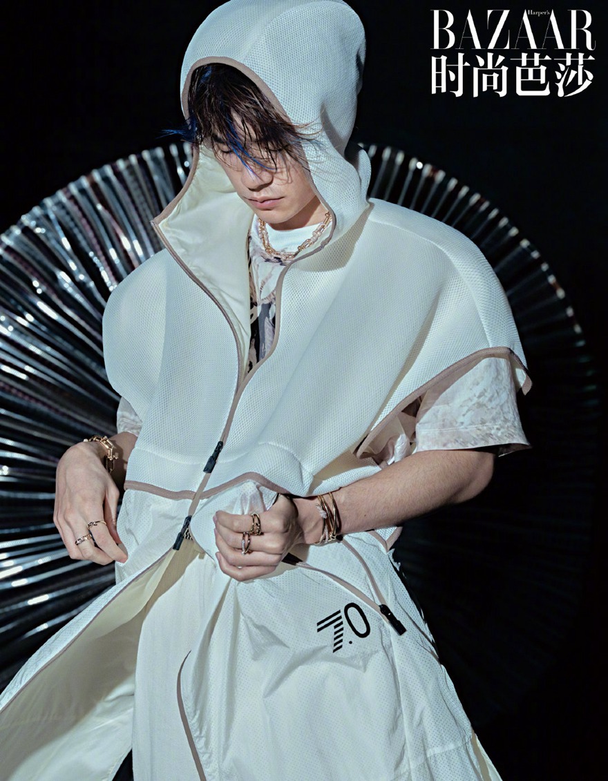 易烊千玺时尚芭莎开季封面蓝色挑染刘海帅炸了