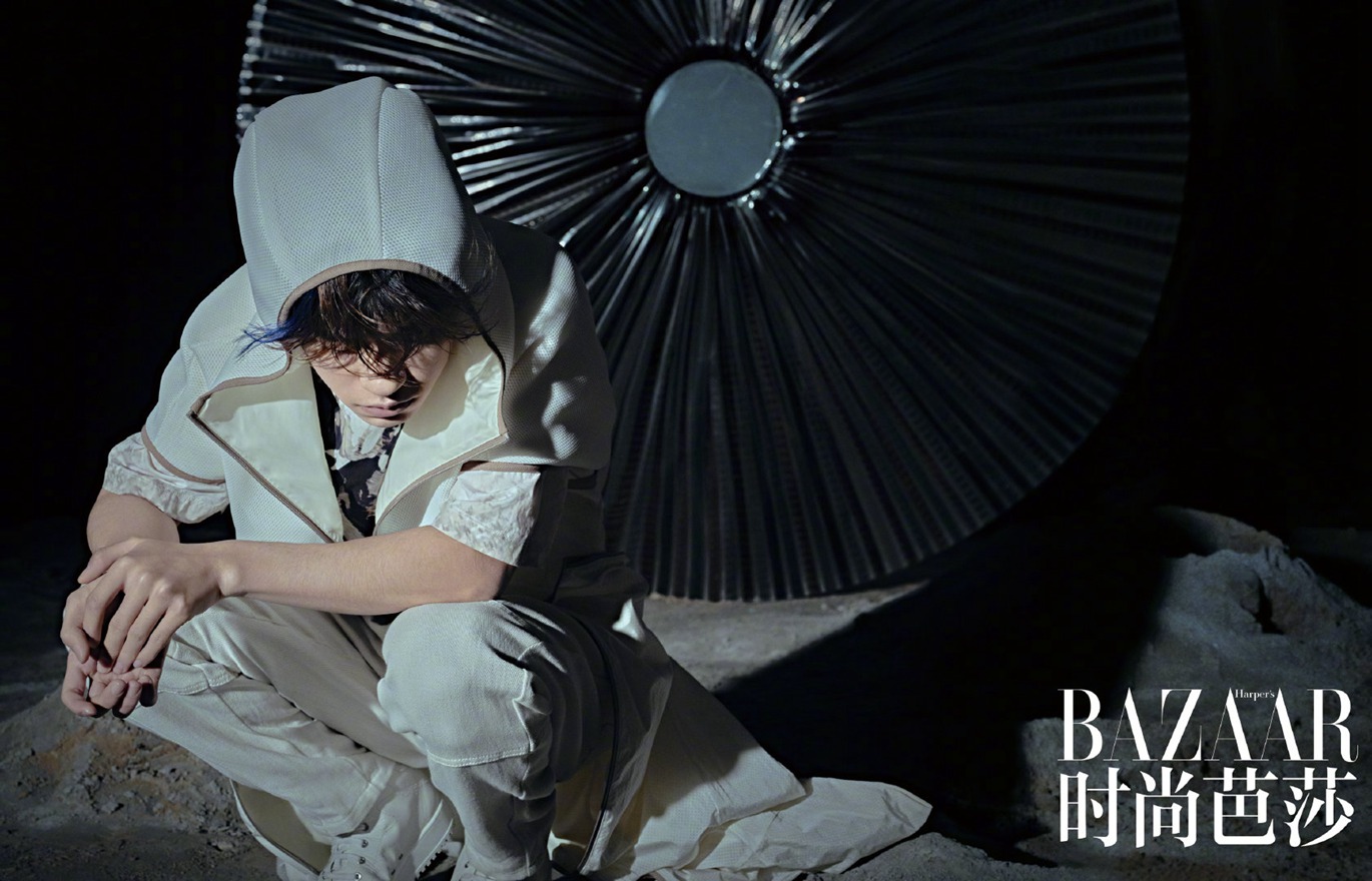 易烊千玺时尚芭莎开季封面蓝色挑染刘海帅炸了