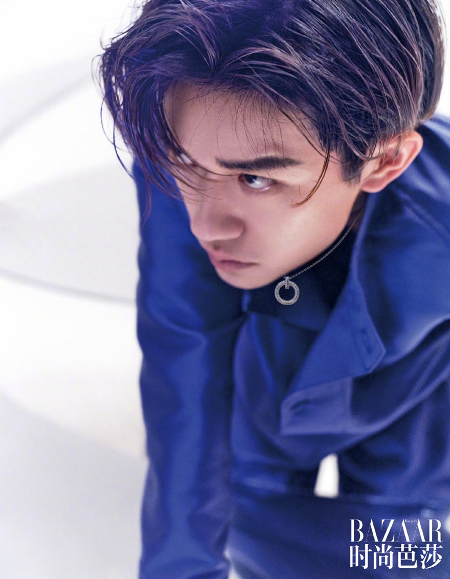 易烊千玺时尚芭莎开季封面蓝色挑染刘海帅炸了