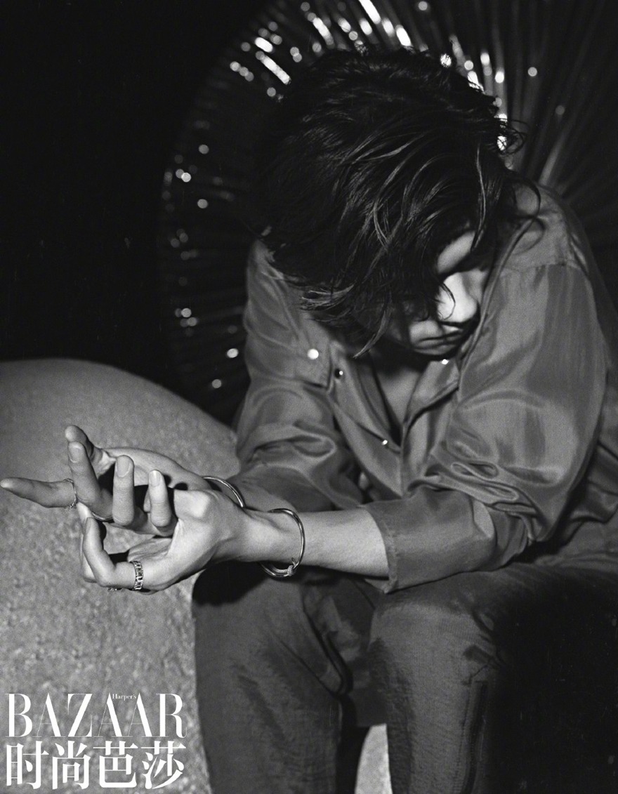 易烊千玺时尚芭莎开季封面蓝色挑染刘海帅炸了